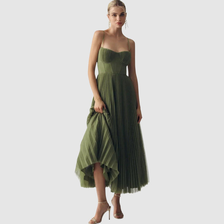 Adéla - Moderní elegance s otevřenými zády